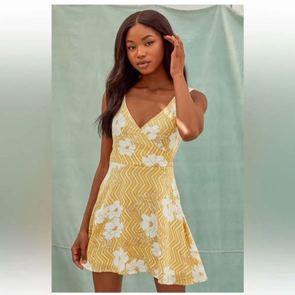 Lulus Dresses & Skirts - NWT Lulu’s Wonderful Ways Yellow Floral Print Faux Wrap Skater Dress, Size L